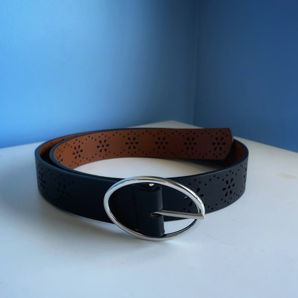 Small black decorative belt with silver buckle - Picture 2 of 6